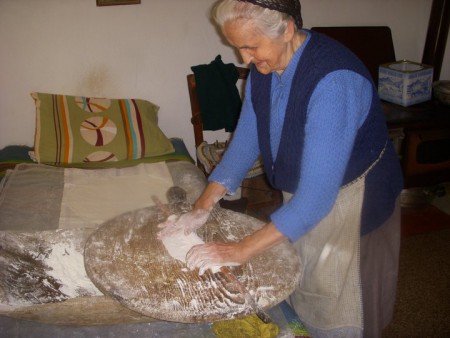 Η ΚΥΡΑ ΣΤΑΥΡΟΥΛΑ ΑΝΟΙΓΕΙ ΦΥΛΛΑ     